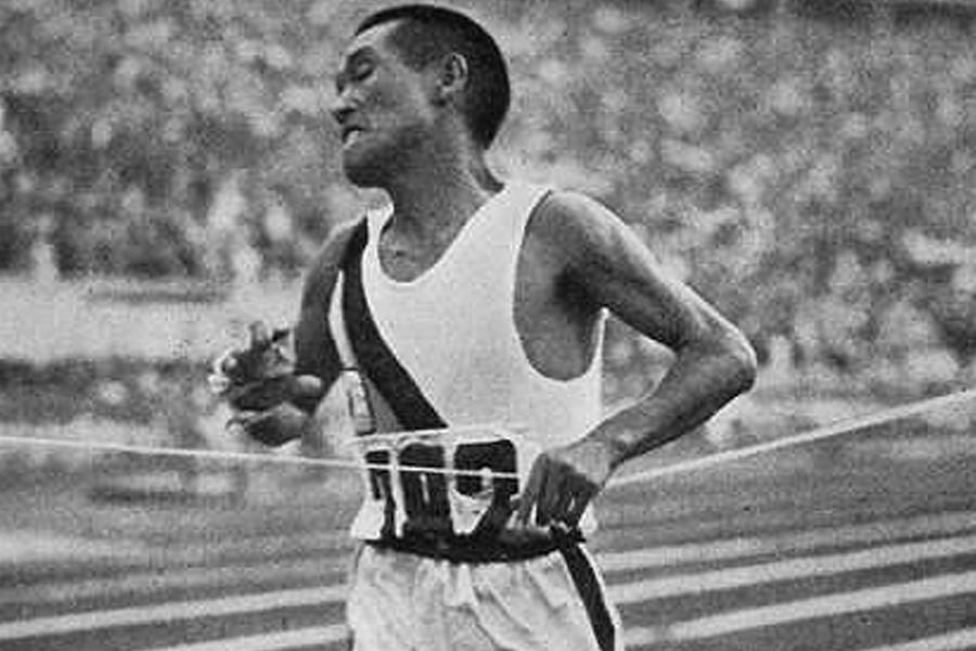 运动员在激烈的马拉松比赛中冲过终点线，展现胜利时刻。