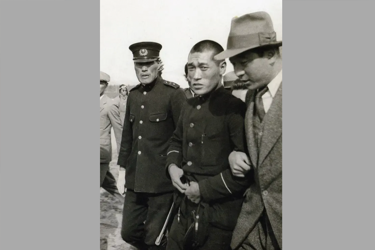 运动员与团队成员在讨论的场景，背景是赛场。