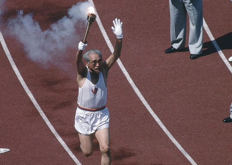 1988年汉城奥运会开幕式，火炬手跑步传递奥运火炬。