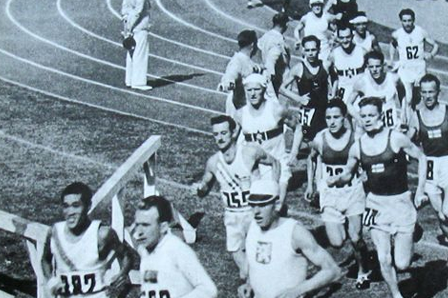 1936年柏林奥运会马拉松比赛，运动员在跑道上起跑。