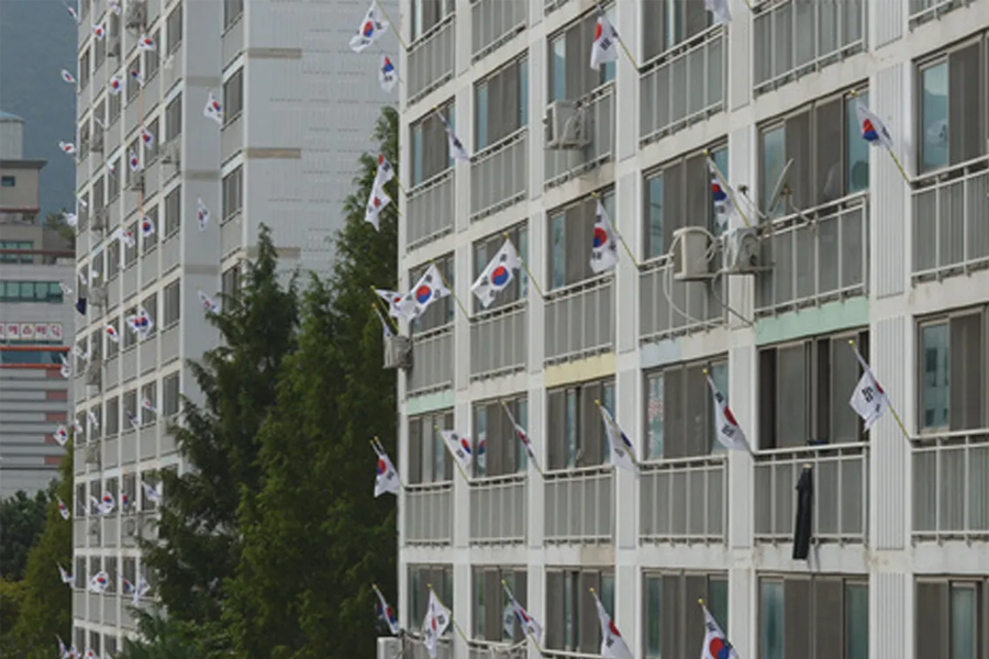 韩国一栋建筑上挂满迎风飘扬的太极旗，象征民族自豪。