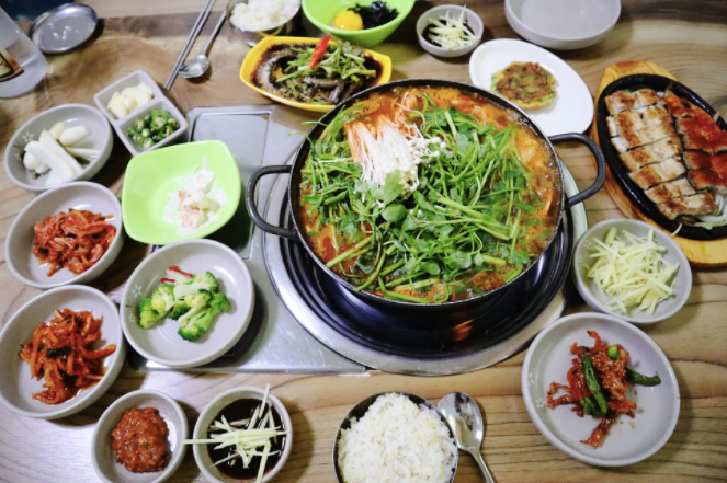 Imjingang Surasang on Sixth Sense meal on the table