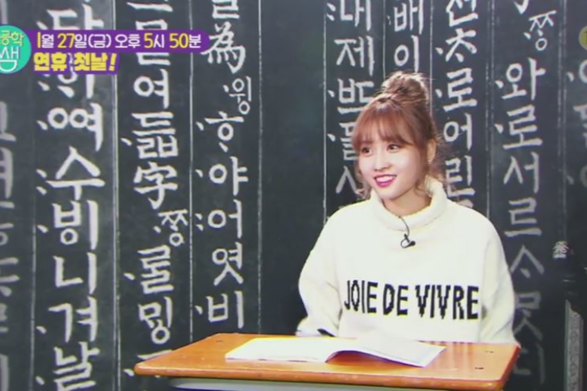 Phòng học trang trí bảng đen với ký tự Hán Hàn, giúp học sinh nhớ từ tiếng Hàn dễ hơn nhờ sự tương đồng với tiếng Việt.