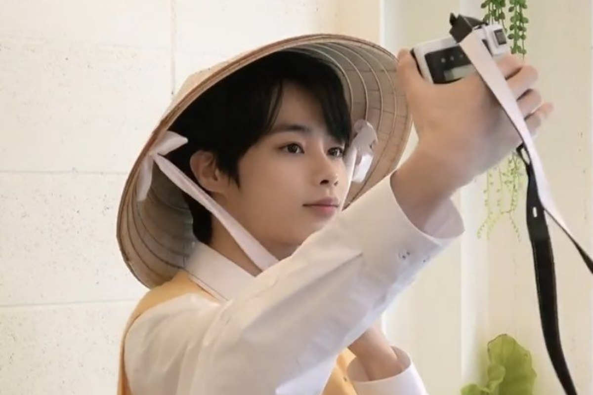 Một người đang đeo nón lá truyền thống của Việt Nam trong một chương trình truyền hình Hàn Quốc.