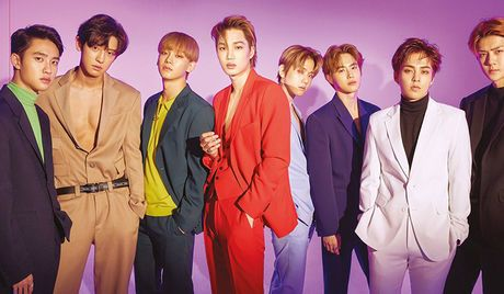 Mitglieder der K-pop-Boygroup EXO zeigen verschiedene bunte Anzüge.