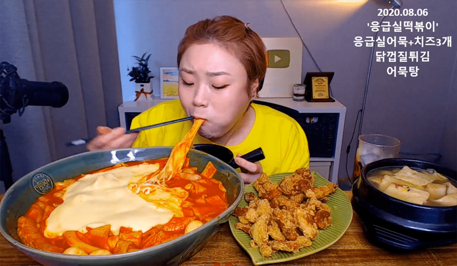 韩国吃播视频场景，展示美食与网络互动。