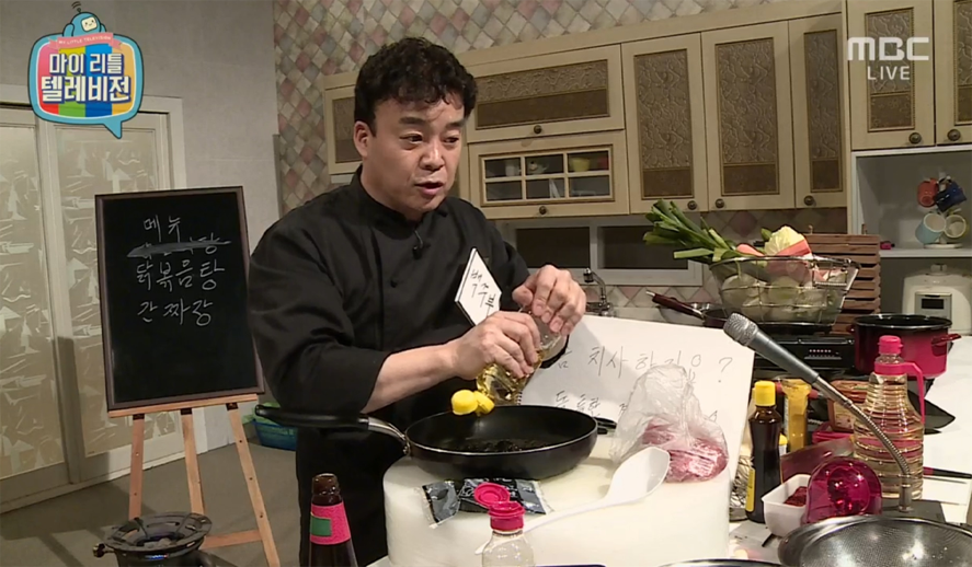 烹饪直播实例，主播在镜头前展示烹饪技巧。