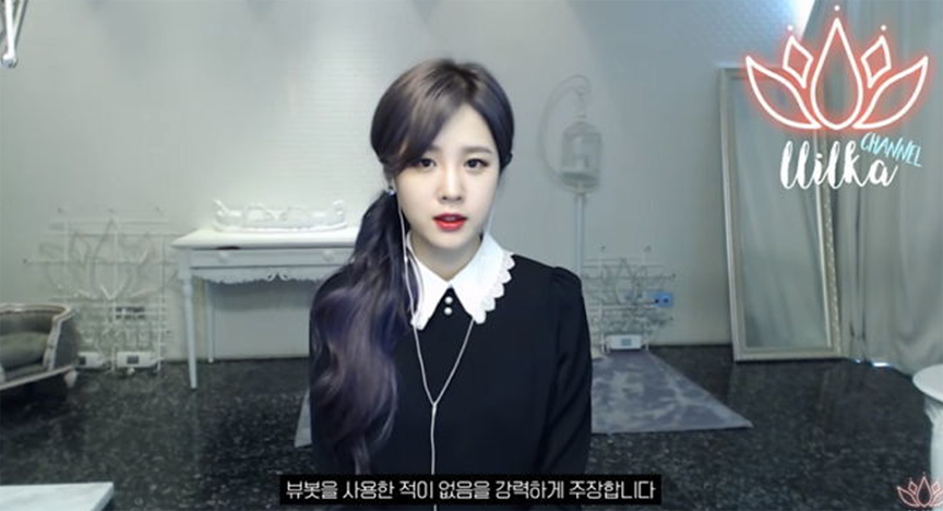 韩国直播文化中主持人正在准备节目内容的场景。