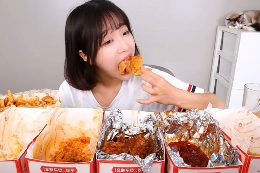 韩国吃播视频场景，展示了丰富的食物和做直播的环境。