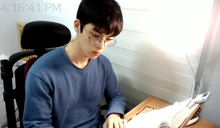 韩国学习直播场景，展示主播在直播过程中学习的场景。