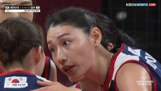 キム·ヨンギョンに日本のネットユーザーも惚れた…｢写真に大喜利｣ミームが流行