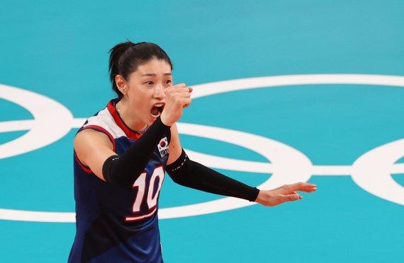 東京オリンピック2020で韓国女子バレーボール選手がトルコ戦で得点し、喜ぶ姿