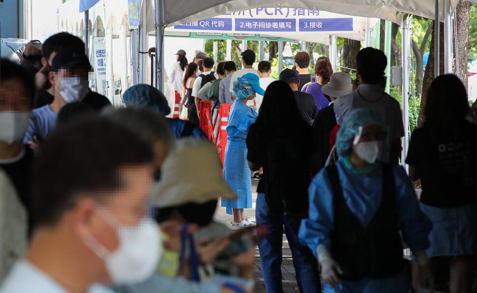 ソウルの江東区保健所に設けられたコロナ19選別検査所で、市民が検査を受けるために列を作って待機している様子。