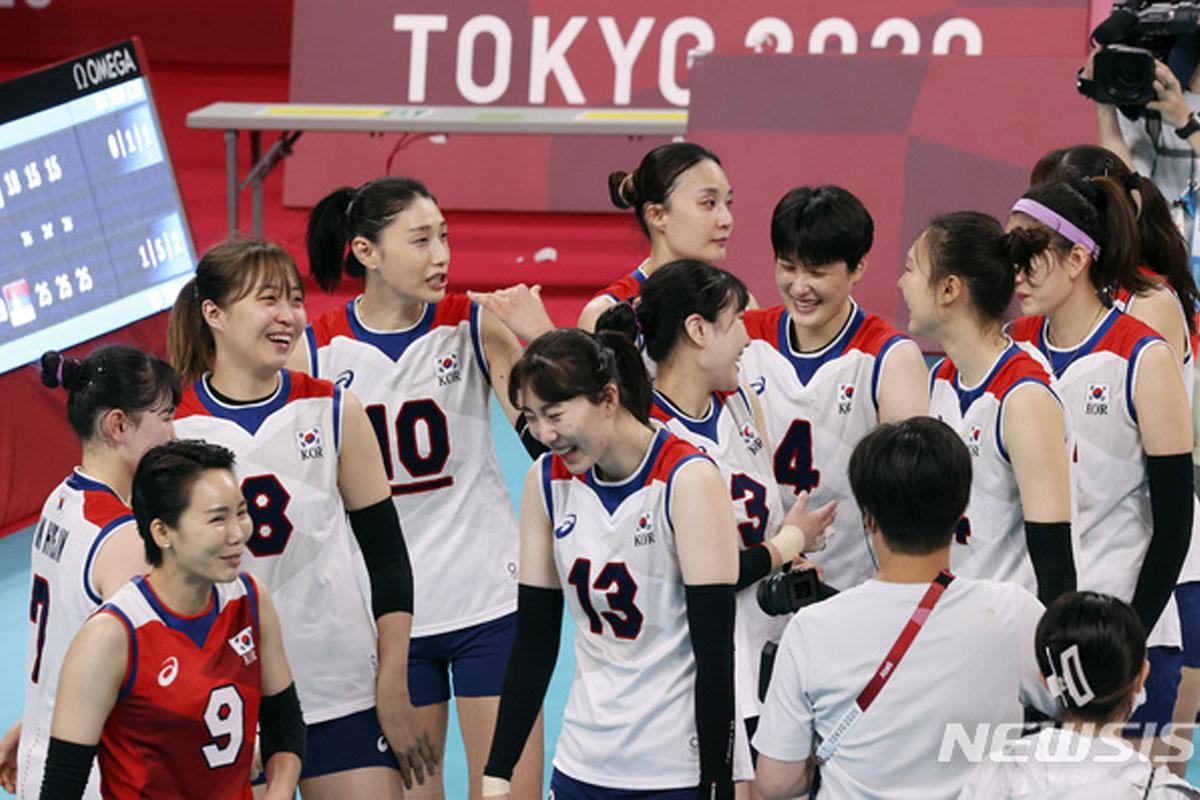 ทีมวอลเลย์บอลหญิงเกาหลีใต้ยืนรวมกลุ่มในสนามแข่งขันโอลิมปิกที่โตเกียว ปี 2020