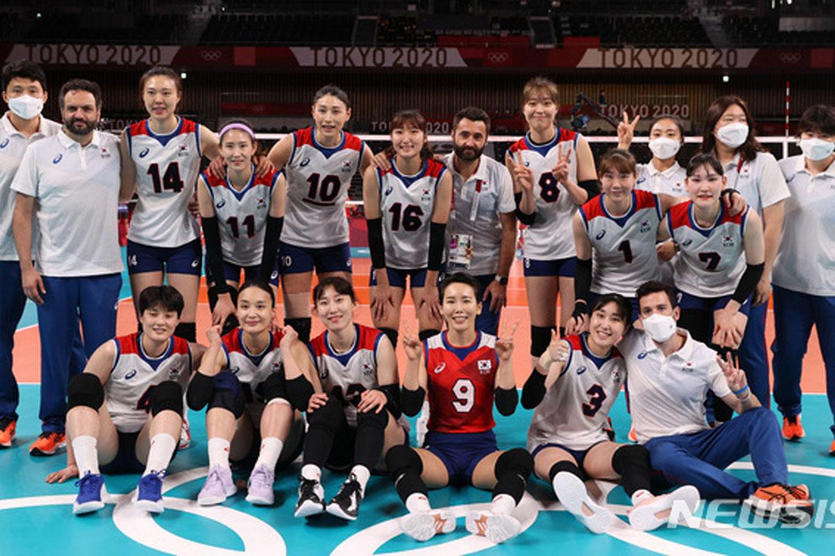 ทีมวอลเลย์บอลหญิงเกาหลีใต้ถ่ายรูปหมู่ในสนามแข่งขันครบทุกคนหลังจบการแข่งขันโอลิมปิกที่โตเกียว ปี 2020