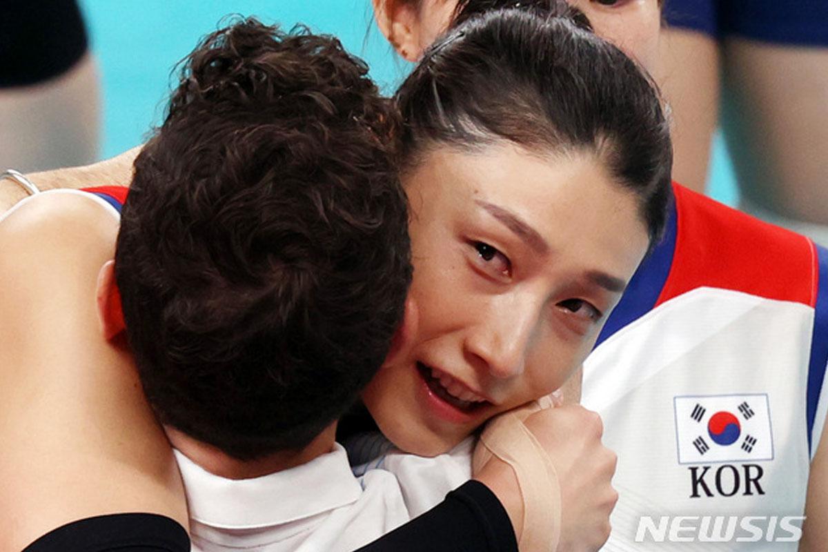 นักวอลเลย์บอลเกาหลีใต้สวมกอดเพื่อปลอบโยนกันหลังจากการแข่งขันโอลิมปิกที่โตเกียว ปี 2020 จบลงอย่างเป็นทางการ