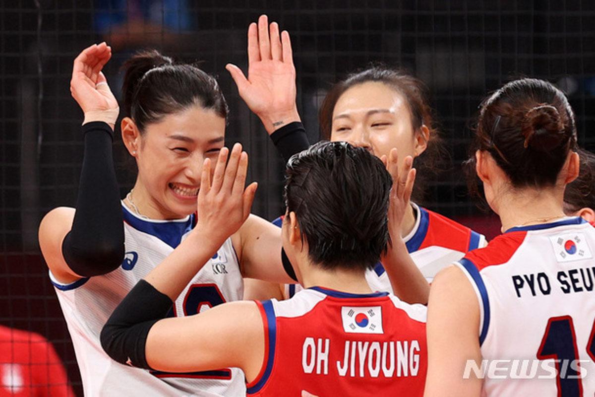 สมาชิกทีมวอลเลย์บอลหญิงเกาหลีใต้ร่วมกันแสดงความยินดีและส่งกำลังใจให้กันหลังจบการแข่งขันในโอลิมปิกที่โตเกียว ปี 2020