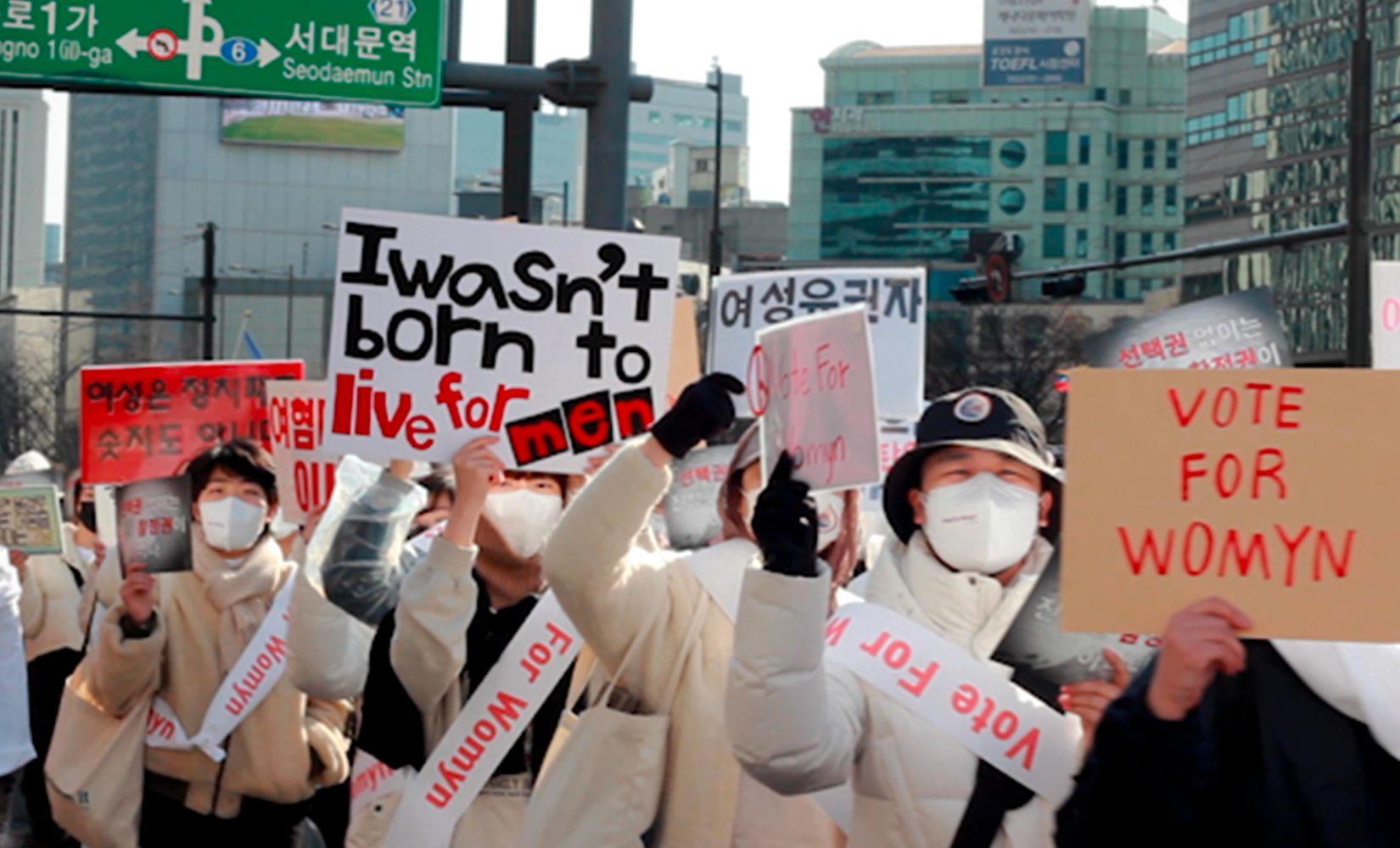 Tại sao nam giới Hàn Quốc lại nhạy cảm với vấn đề Nữ quyền như vậy?