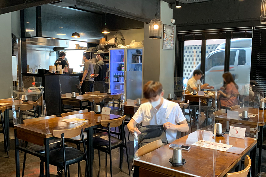 韓國鼎點1968餐廳的內部座位區域，寬敞的環境中有不同客人在用餐。