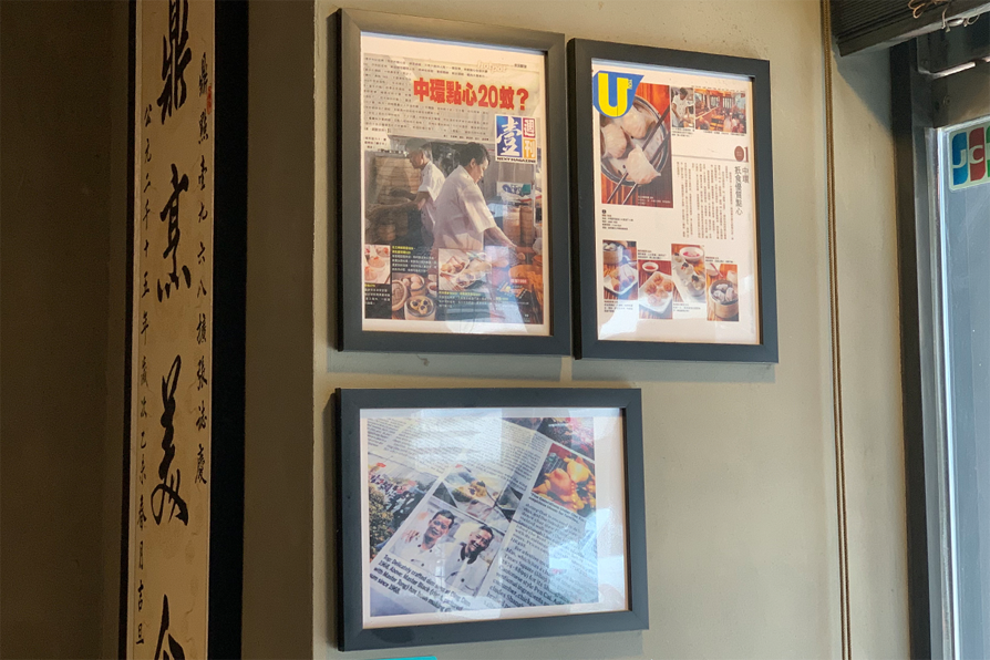 鼎點1968店內牆上掛著的香港報章雜誌特寫，讓人感受到濃鬱的香港氛圍。