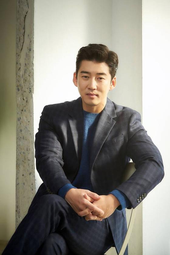 韓国の俳優ユン・ゲサンの正式なスーツ姿、韓国ドラマ・映画で広く知られた人物。