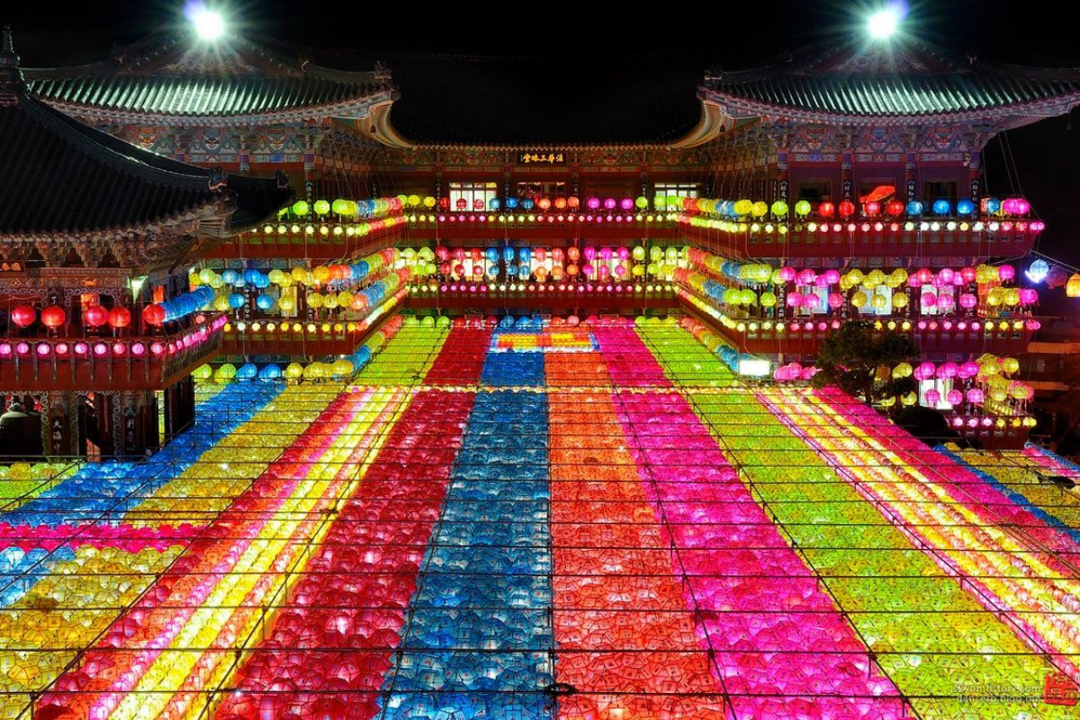 Cảnh chùa Samgwang trên đêm lễ đèn Phật đản, Hàn Quốc