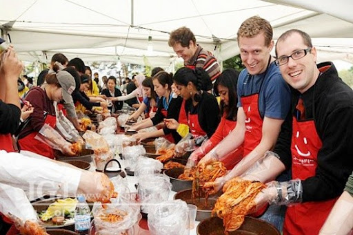 Đoàn người nước ngoài tham gia lễ hội làm kimchi tại Gwangju, Hàn Quốc