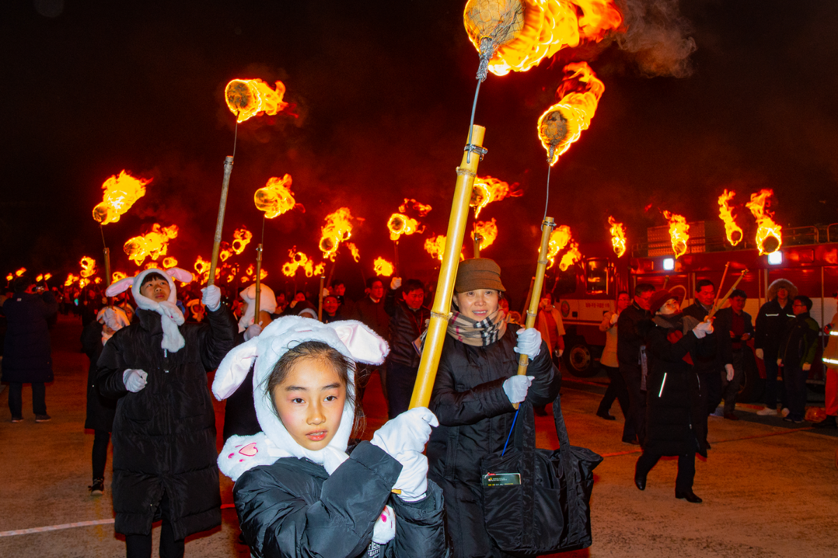 Lễ hội lửa Jeju ở Hàn Quốc với người cầm đuốc sáng