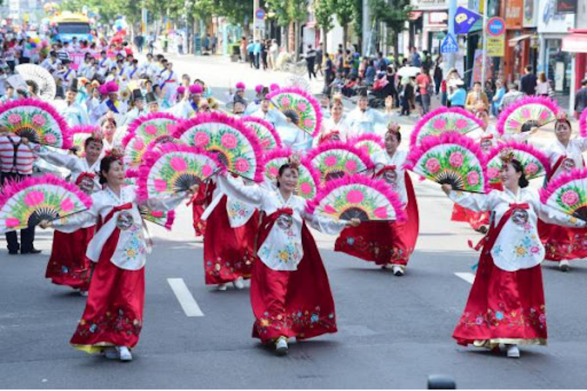 Đoàn người mặc trang phục truyền thống tham gia lễ hội trung thu Chuseok tại Hàn Quốc
