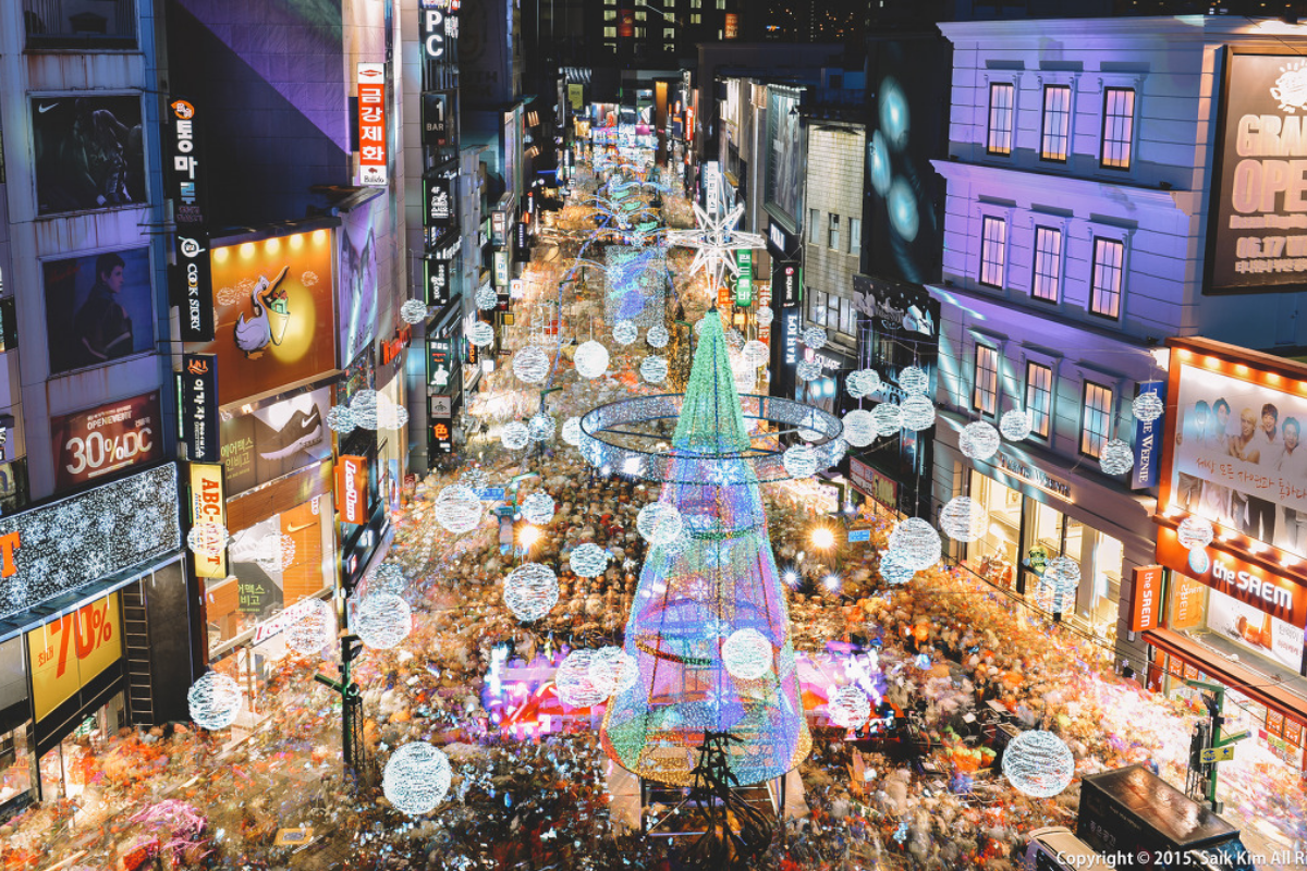 Cảnh bầu trời Busan sáng rực đèn trong lễ hội cây thông Noel tại Hàn Quốc