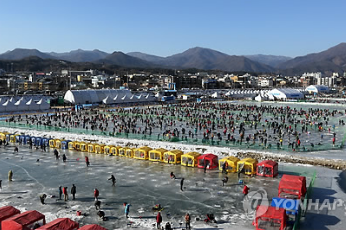 Đoàn người tham gia hoạt động câu cá hồi trên băng tại lễ hội mùa đông Jaraseom, Hàn Quốc