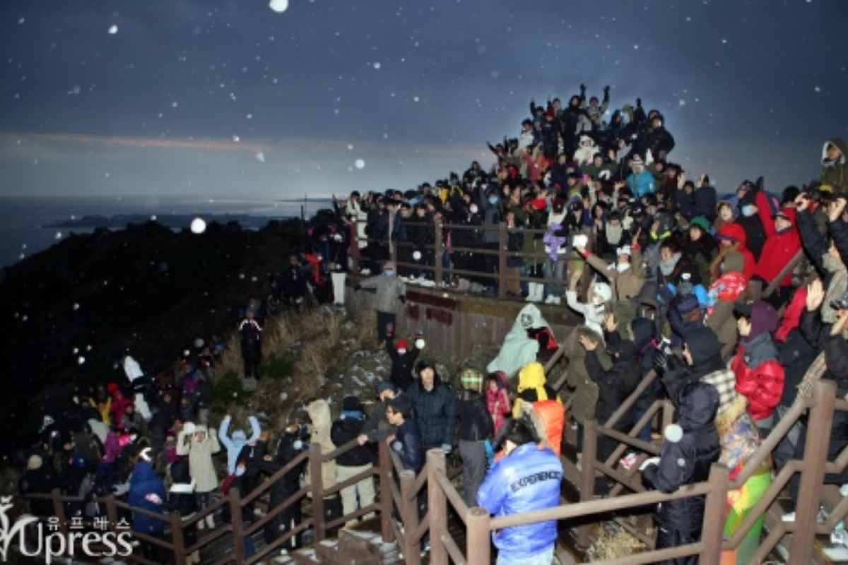 Đoàn người theo dõi bình minh đầu tiên tại lễ hội bình minh Seongsan trên đảo Jeju, Hàn Quốc