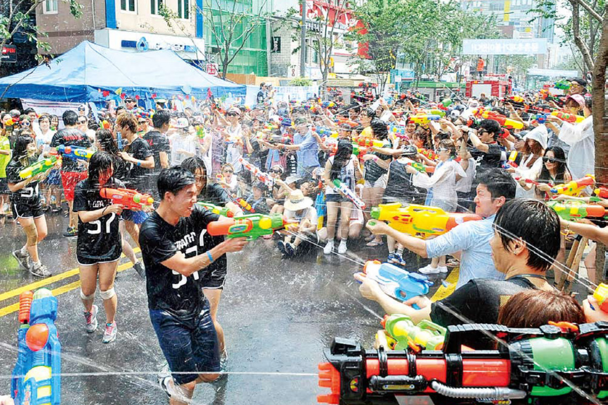 Lễ hội bắn súng nước tại Sinchon, Hàn Quốc với người vui chơi bắn nước