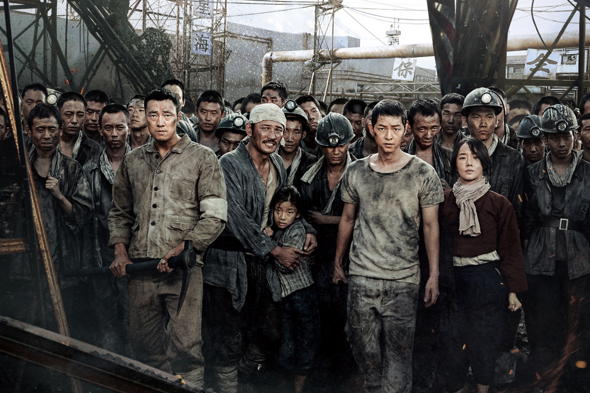 Cảnh từ phim The Battleship Island, miêu tả tình cảnh của người lao động khổ sai trên đảo Hashima.