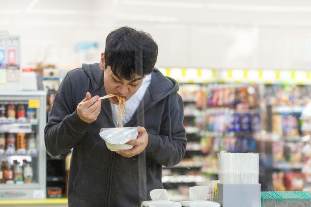 Tại sao người Hàn lại thích ăn cay? người con trai ăn mì trong tiệm