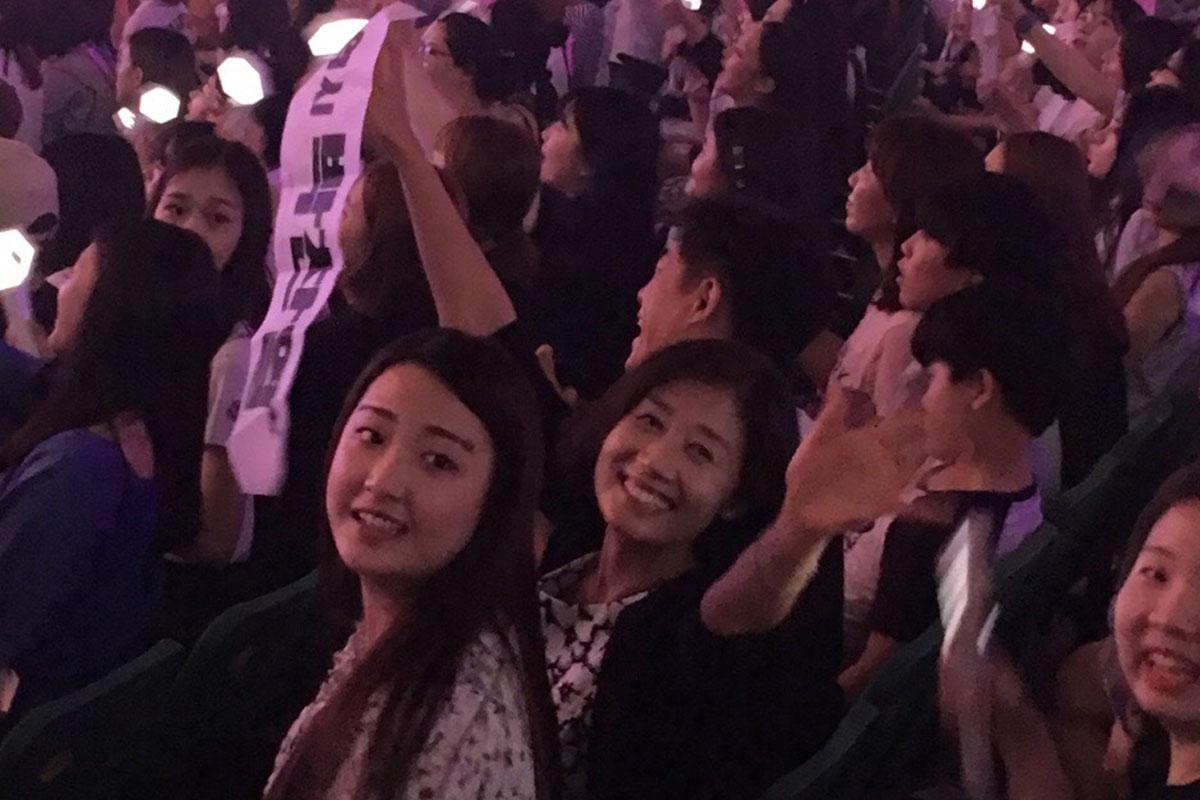 คุณแม่ของชานยอล EXO โบกมือให้กับแฟนๆในงานคอนเสิร์ตของชานยอล