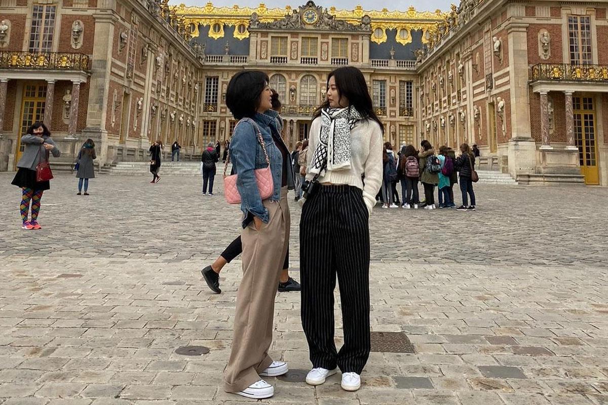 เจนนี่ Blackpink ในชุดลำลองสนทนากับคุณแม่ที่สวยงามบนถนนฝรั่งเศส