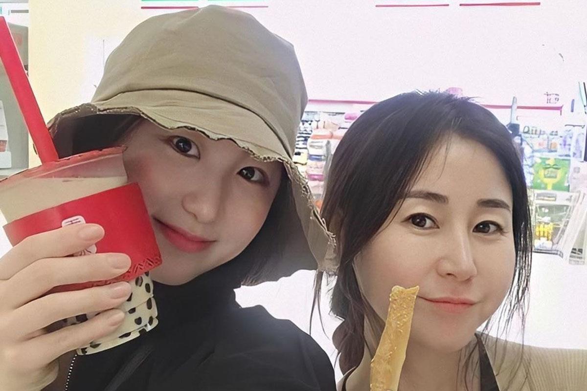 ภาพถ่ายแชยอน IZ*ONE กับคุณแม่ที่บ้าน สวมชุดสีอ่อนอยู่ในบรรยากาศสบายๆ