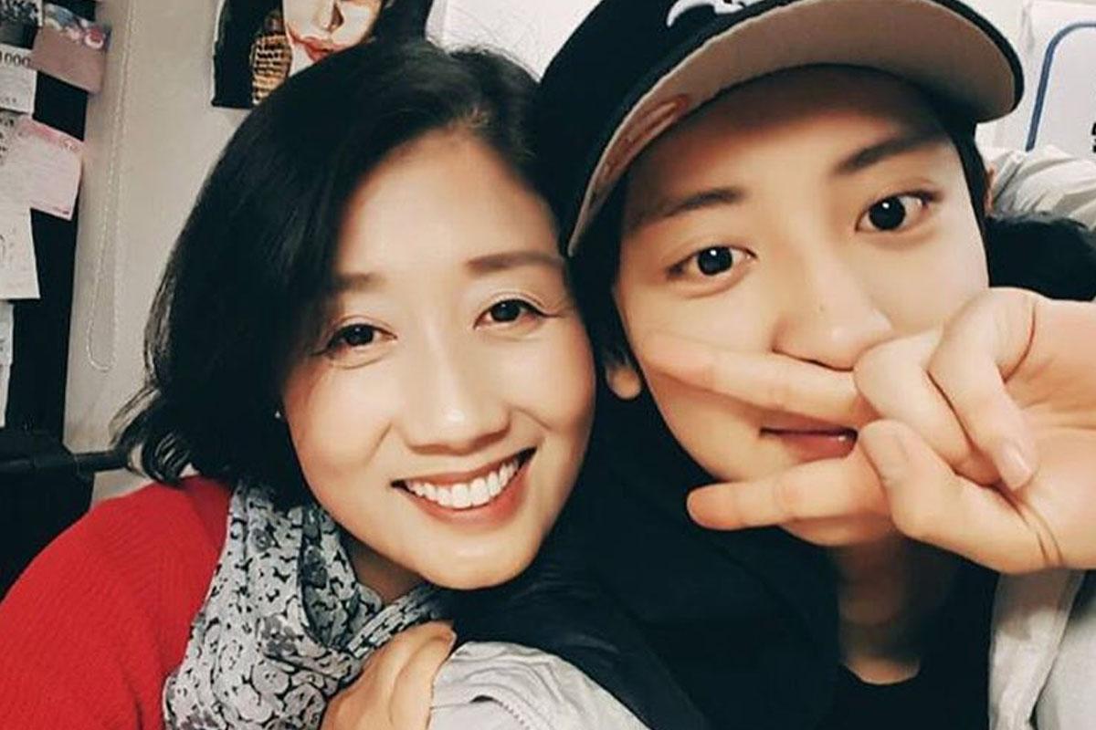 คุณแม่ของชานยอล EXO ในงานคอนเสิร์ตของลูกชาย สวมแว่นกันแดดและถือของที่ระลึก