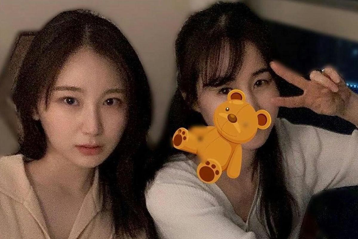 แชยอน IZ*ONE และคุณแม่ในบรรยากาศครอบครัวที่อบอุ่น ขณะนั่งอยู่ในห้องกำลังหัวเราะกันอย่างมีความสุข