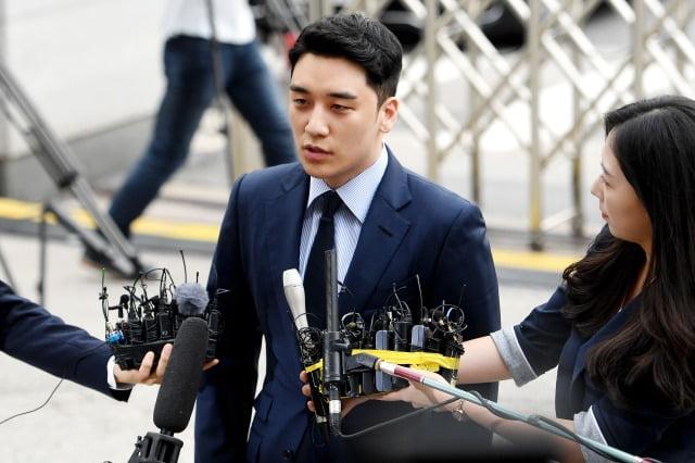 元「BIGBANG」 V.I (スンリ)、懲役3年の実刑判決＝法廷で身柄拘束