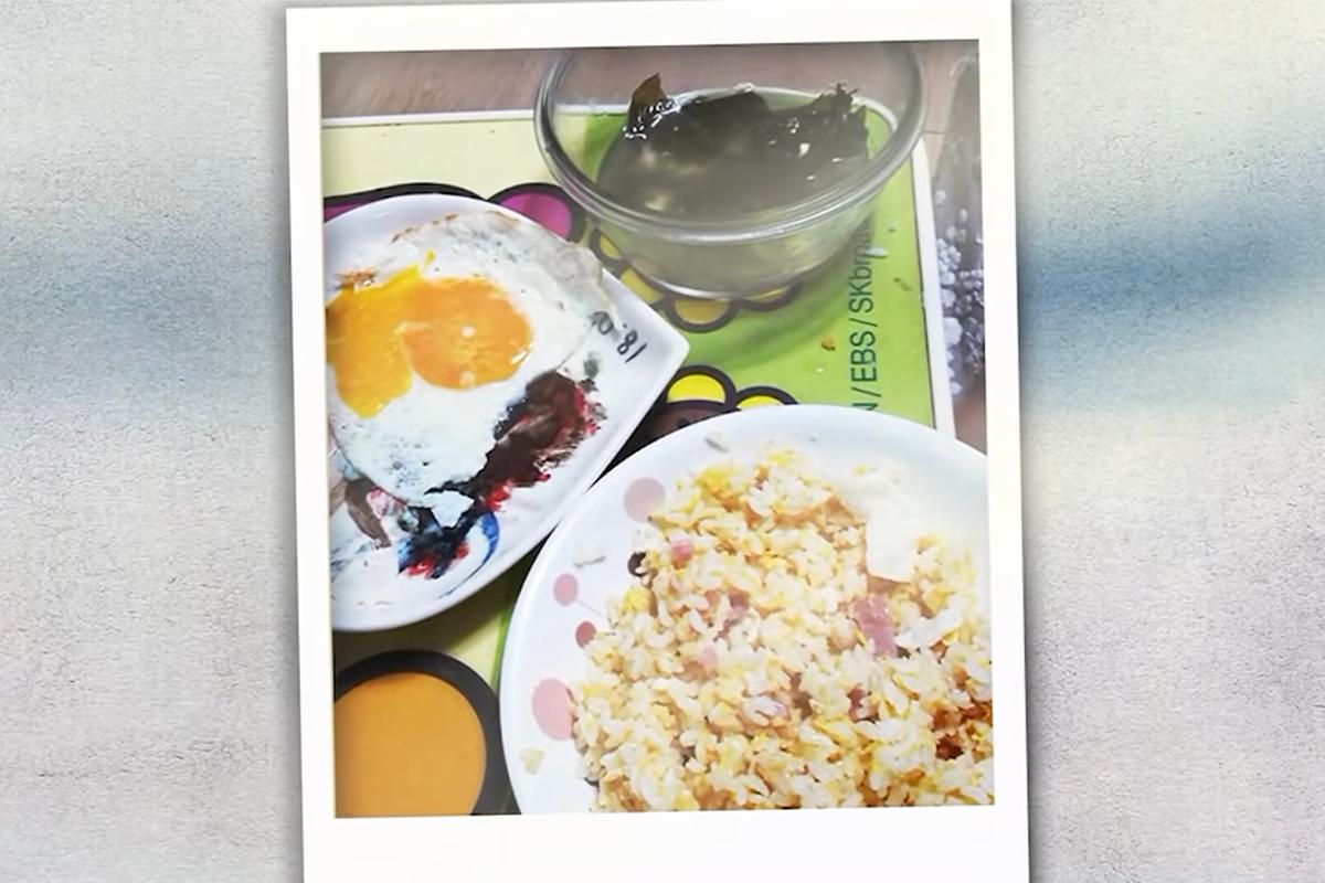 煮熟的蛋和炒飯享用在餐桌上，韓國的美食日常和家庭樂趣。