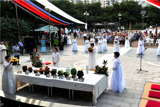 传统七夕祭祀仪式，韩国传统仪式上展示家庭与社交祈祷活动，象征对织女的尊敬。
