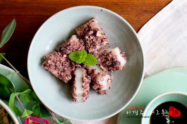 图为七夕祭祀中的传统食物盛宴，体现传统节庆中的家庭庆祝与文化习俗。