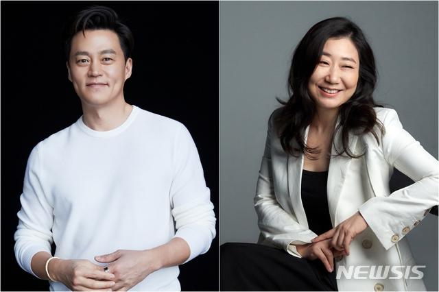 白いシャツと腕時計をつけた男性と白いジャケットを着た女性。お互いの背景は異なるが、2人は並んで座っている様子。