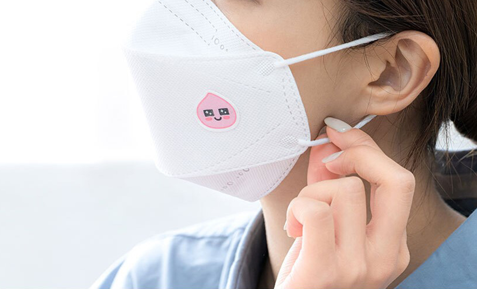 Miếng dán khử mùi Kakao Friends được dán lên mặt nạ, tạo thêm hương thơm dễ chịu khi sử dụng.