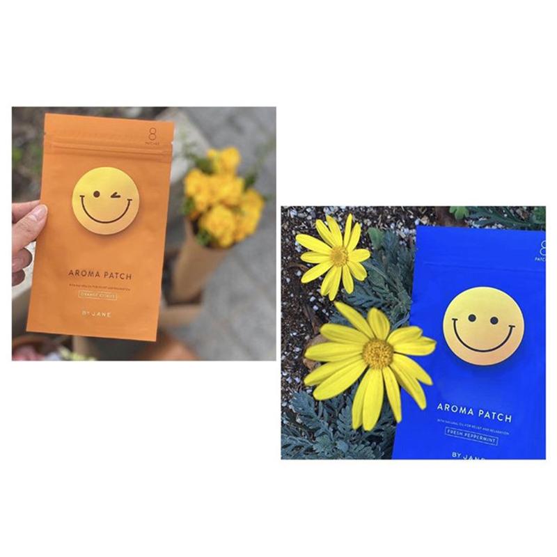 Gói miếng dán BYJANE Aroma Patch và hình ảnh các loại hoa cỏ tươi cho thấy mùi hương tự nhiên.