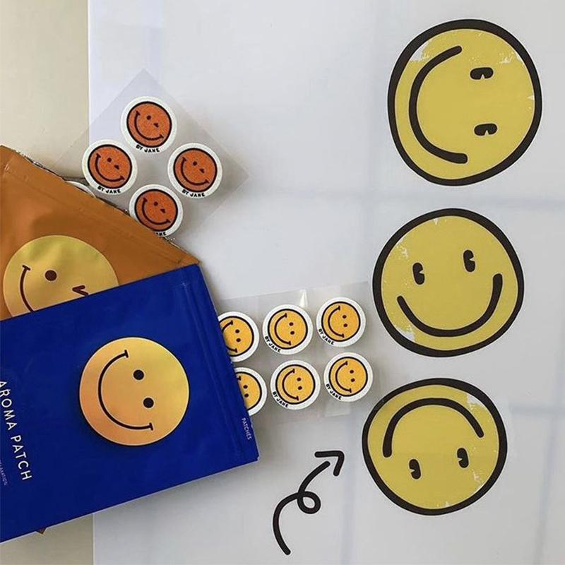 Miếng dán khử mùi mặt cười của BYJANE với các miếng sticker vàng cam và xanh nước biển.