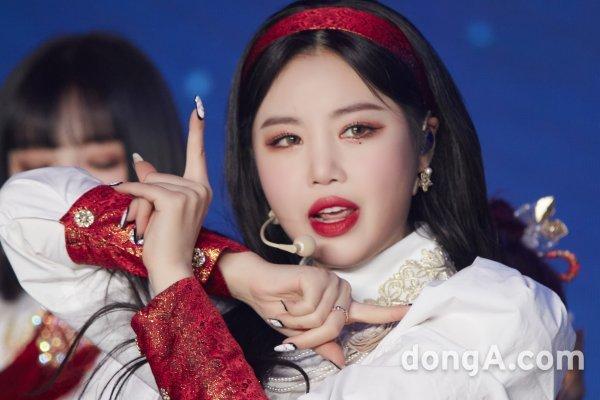 (G)I-DLEのメンバーのステージ衣装とパフォーマンスの一部