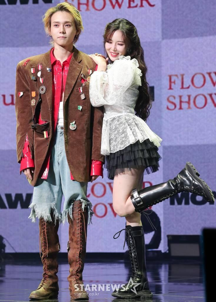 SHOWCASEでポーズを取るヒョナとDAWN、デジタルシングル「FLOWER SHOWER」及び「MONEY」リリース、ソウルのブルースクエア、2019年11月。